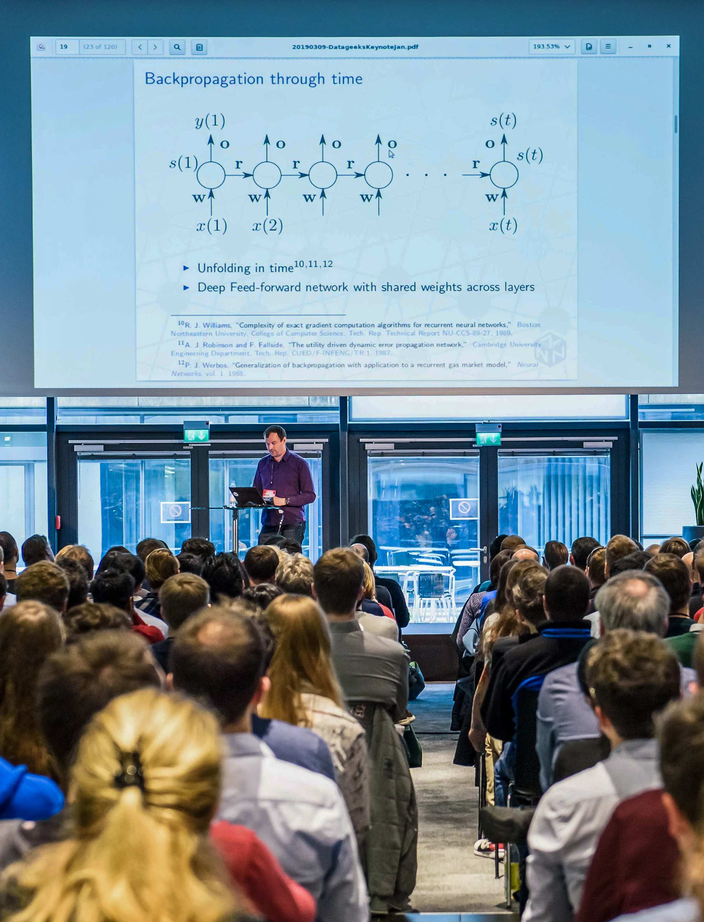 Showing a speaker talking on the Munich Datageeks event